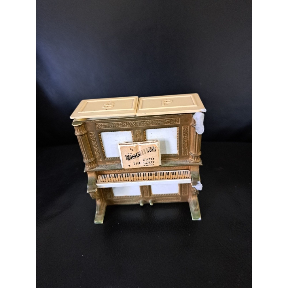 Vintage Davis Products MCM Plastic Piano salt and pepper shakers‎